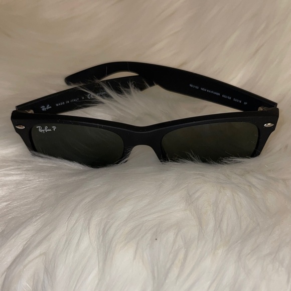 Ray-Ban New Wayfarer RB2132 Classic Polarized. (Does NOT come with a case). - Picture 1 of 6